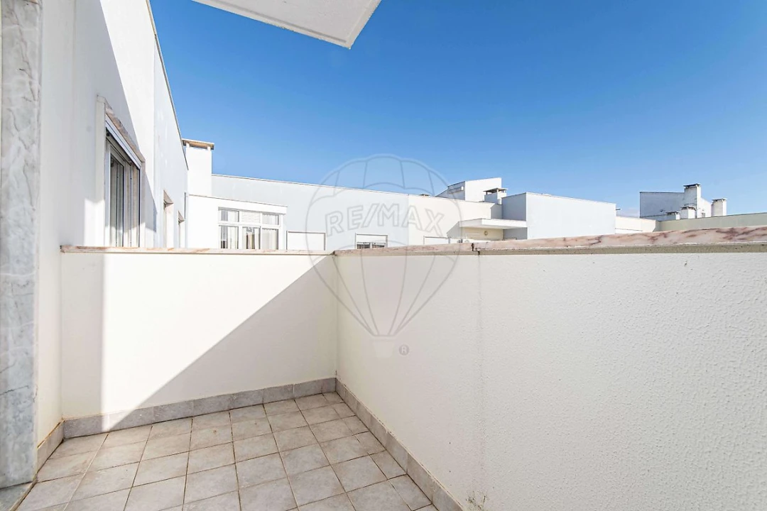 Apartamento T1 para Venda em Carregado e Cadafais Foto 12