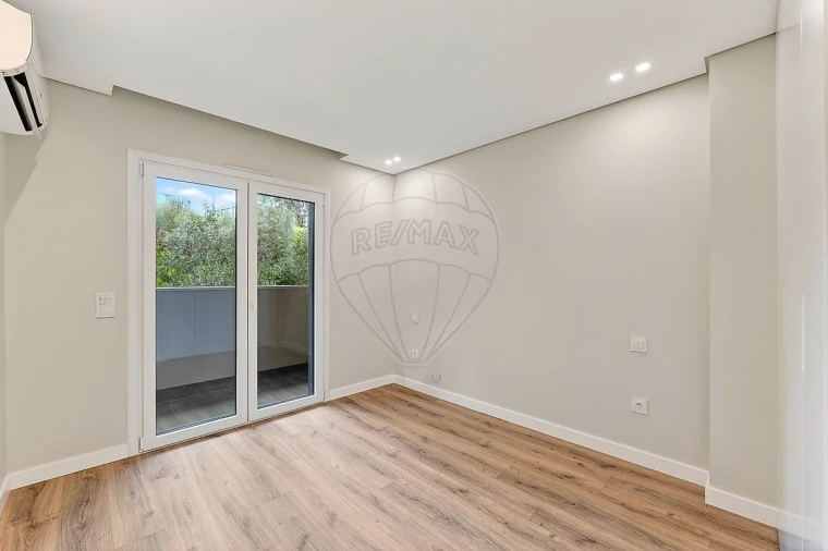 Apartamento T2 para Arrendamento em Pontinha e Famões Foto 17