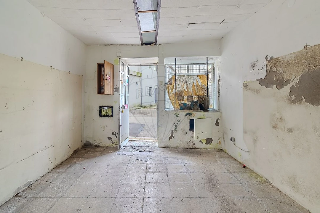 Prédio para Venda em Santa Marinha e São Pedro da Afurada Foto 5