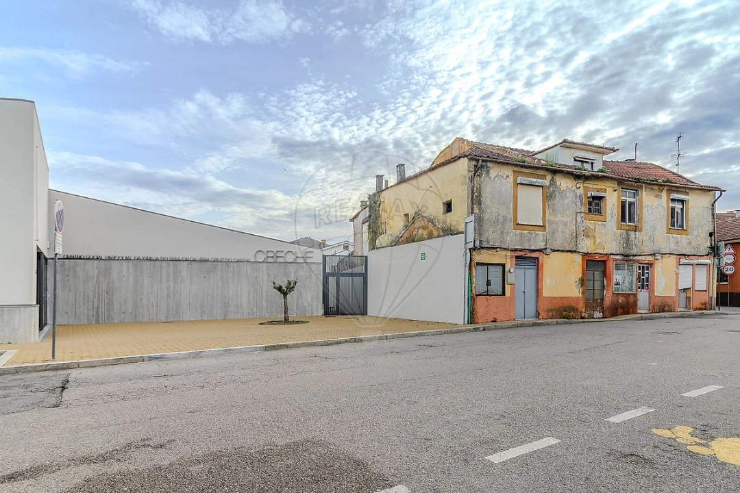 Prédio para Venda em Santa Marinha e São Pedro da Afurada Foto 1