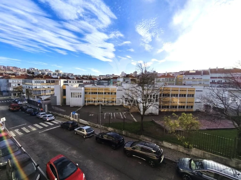 Apartamento T3 para Venda em Alfragide Foto 1