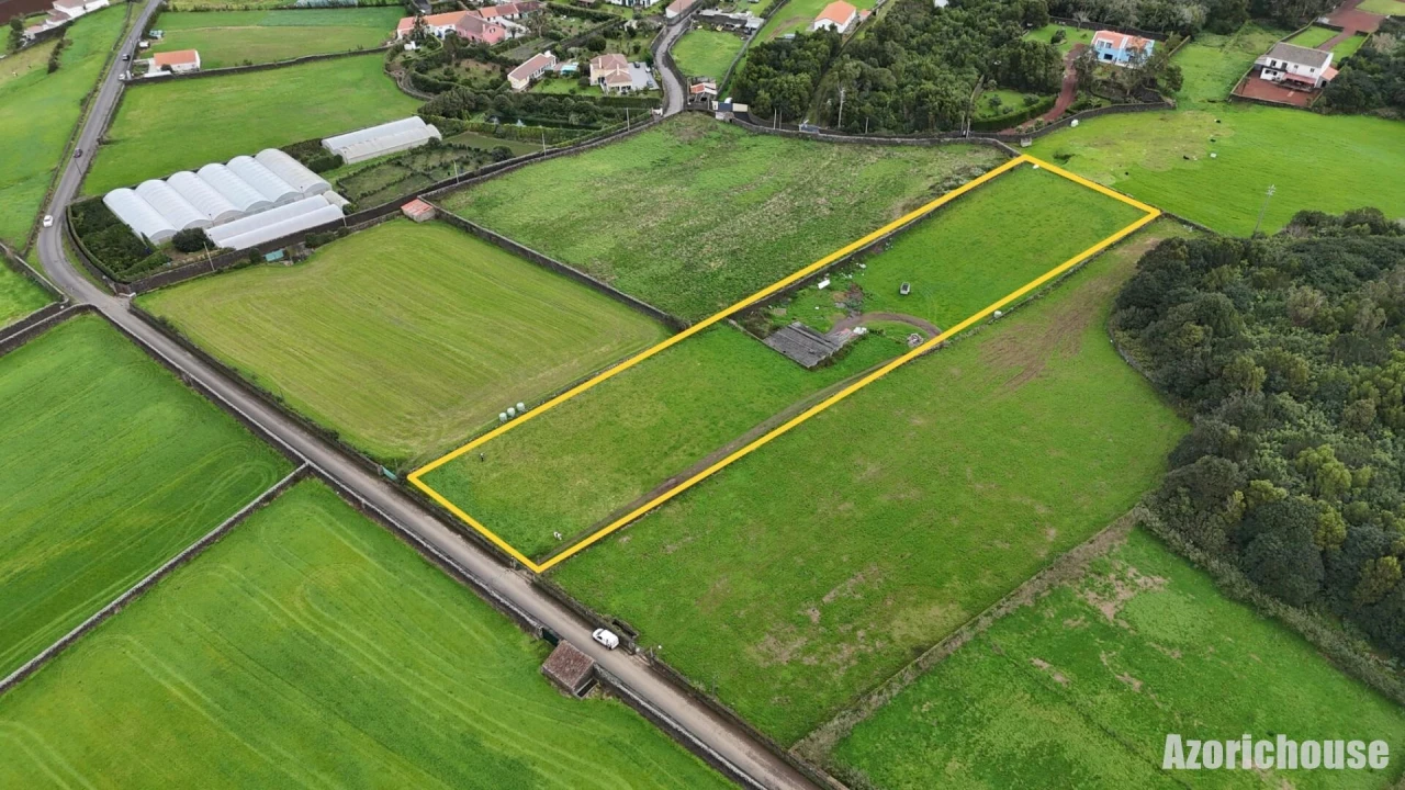 Terreno para Venda em Rabo de Peixe Foto 2