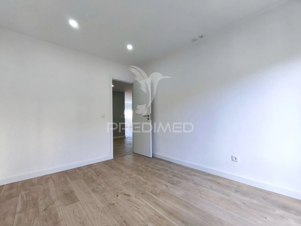 Apartamento T4 para Venda em Alfragide Foto 12