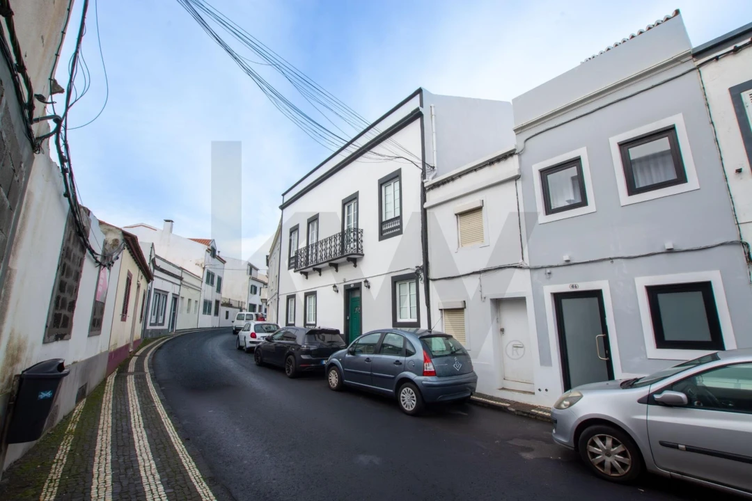 Moradia T5 para Venda em Ponta Delgada (São José) Foto 2