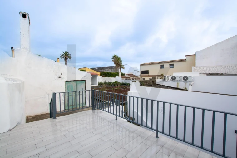 Moradia T5 para Venda em Ponta Delgada (São José) Foto 31