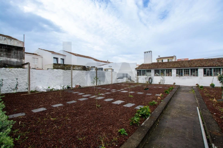 Moradia T5 para Venda em Ponta Delgada (São José) Foto 36