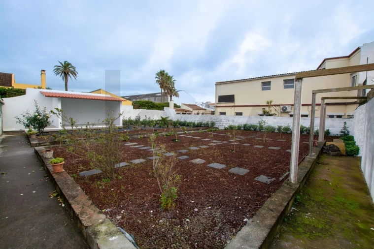 Moradia T5 para Venda em Ponta Delgada (São José) Foto 34