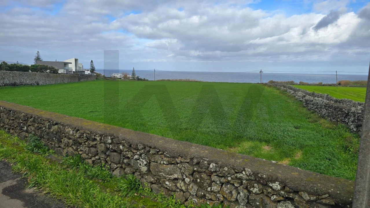 Terreno para Venda em Rabo de Peixe Foto 1