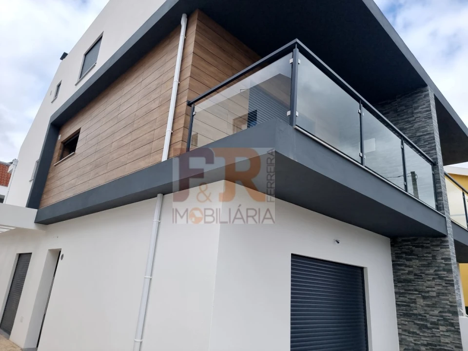 Moradia T3 para Venda em Fernao Ferro Foto 1