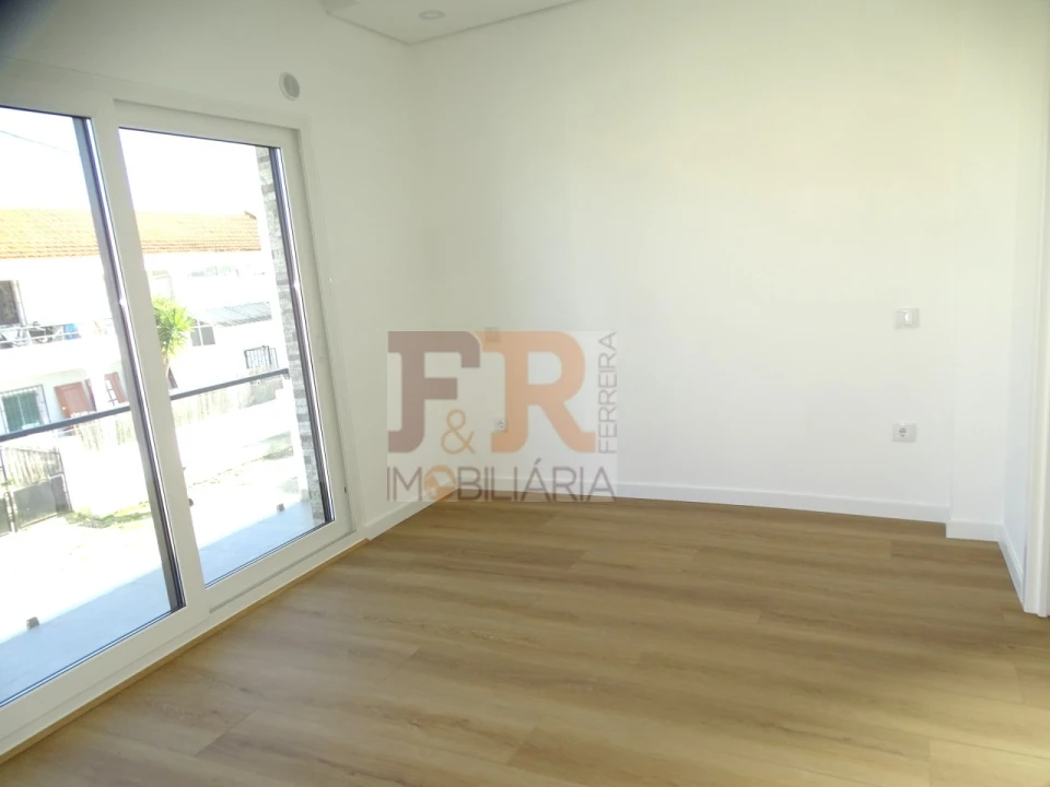 Moradia T3 para Venda em Fernao Ferro Foto 36