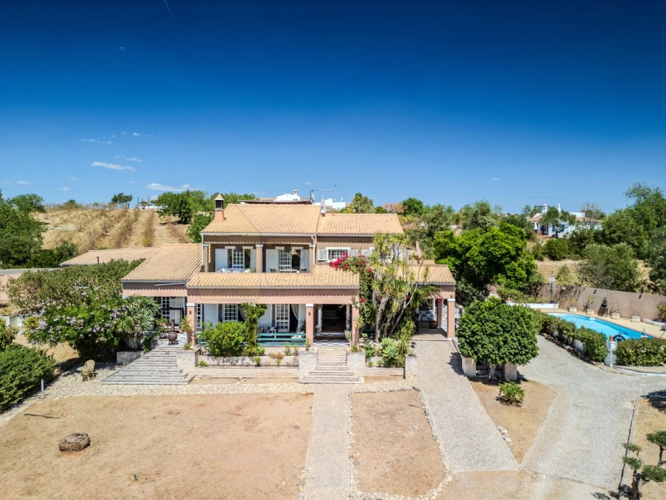 Moradia T4 para Venda em Santa Barbara de Nexe Foto 1