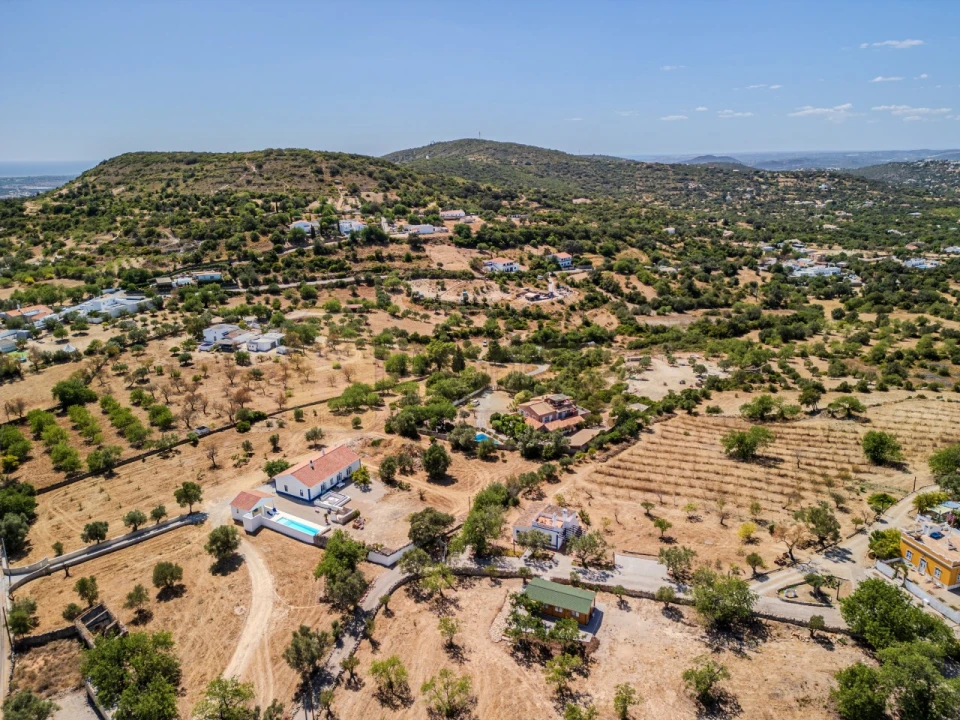 Moradia T4 para Venda em Santa Barbara de Nexe Foto 52