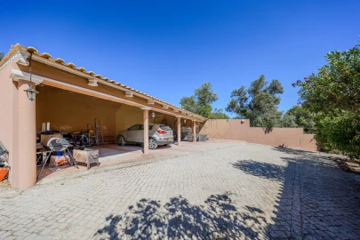 Moradia T4 para Venda em Santa Barbara de Nexe