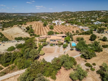 Moradia T4 para Venda em Santa Barbara de Nexe