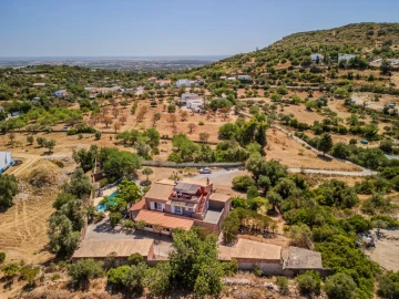 Moradia T4 para Venda em Santa Barbara de Nexe