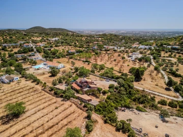 Moradia T4 para Venda em Santa Barbara de Nexe