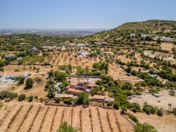 Moradia T4 para Venda em Santa Barbara de Nexe