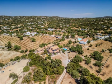 Moradia T4 para Venda em Santa Barbara de Nexe