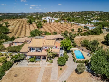 Moradia T4 para Venda em Santa Barbara de Nexe