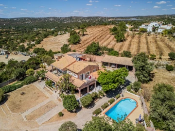 Moradia T4 para Venda em Santa Barbara de Nexe