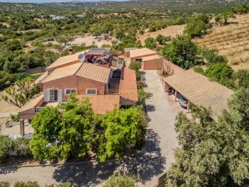 Moradia T4 para Venda em Santa Barbara de Nexe