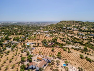 Moradia T4 para Venda em Santa Barbara de Nexe