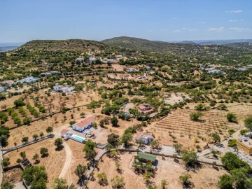Moradia T4 para Venda em Santa Barbara de Nexe