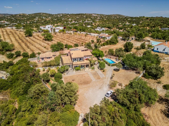 Moradia T4 para Venda em Santa Barbara de Nexe Foto 6