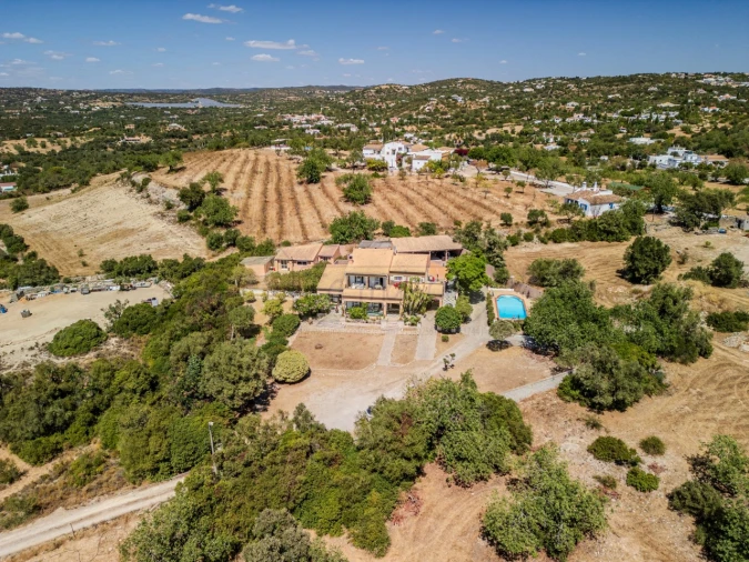 Moradia T4 para Venda em Santa Barbara de Nexe Foto 40