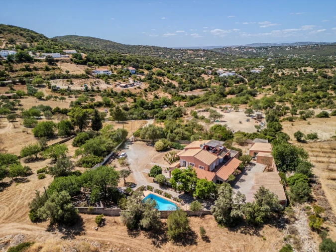 Moradia T4 para Venda em Santa Barbara de Nexe Foto 41