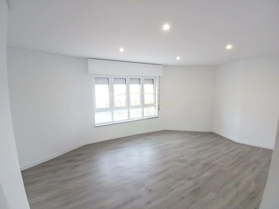 Apartamento T4 para Arrendamento em Santa Iria de Azoia, São João da Talha e Bobadela Foto 3