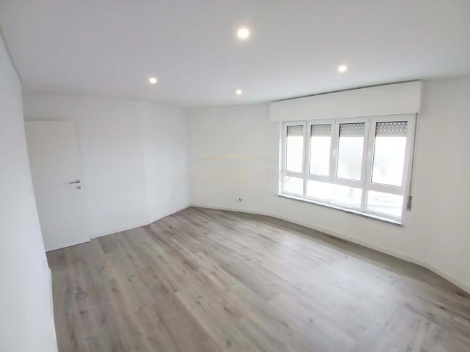 Apartamento T4 para Arrendamento em Santa Iria de Azoia, São João da Talha e Bobadela Foto 4