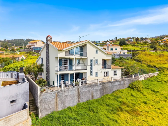 Moradia T4 para Venda em Estreito da Calheta Foto 1