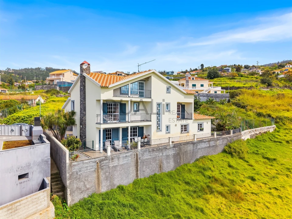 Moradia T4 para Venda em Estreito da Calheta Foto 1