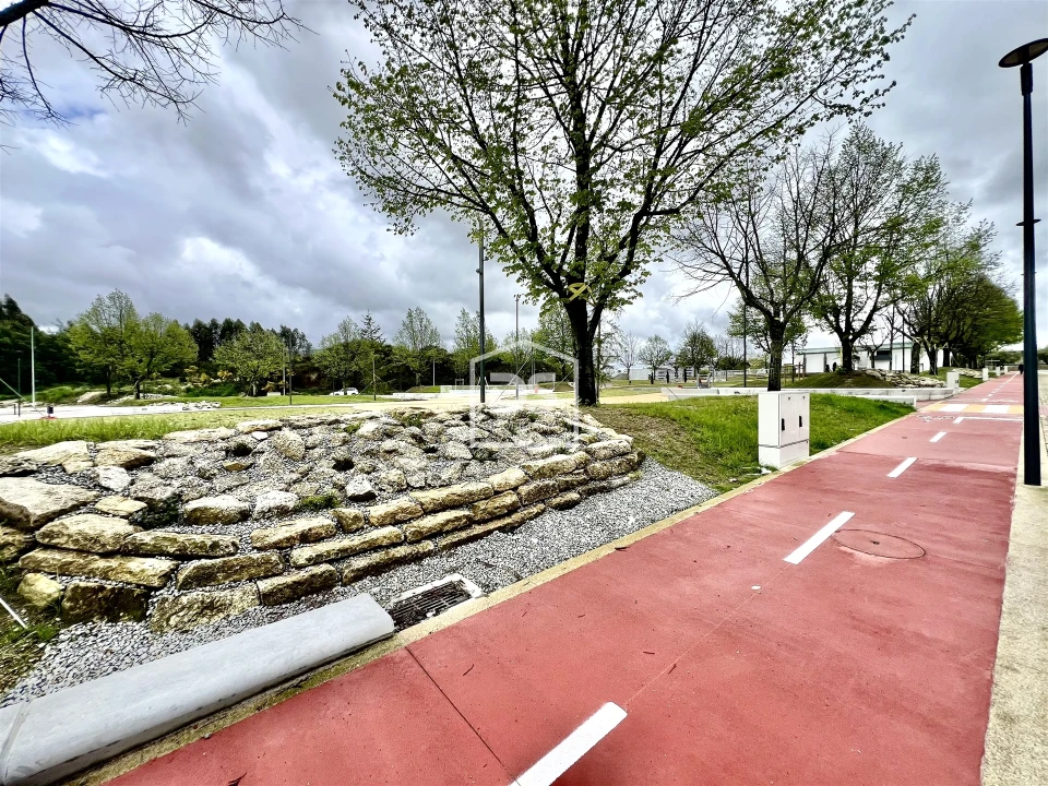 Loja para Arrendamento em Lordelo Foto 3