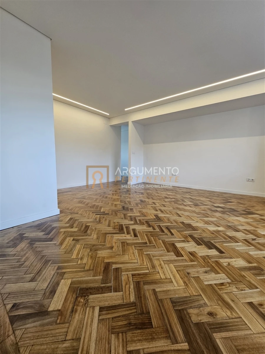 Apartamento T4 para Venda em Cedofeita, Santo Ildefonso, Sé, Miragaia, São Nicolau e Vitória Foto 4