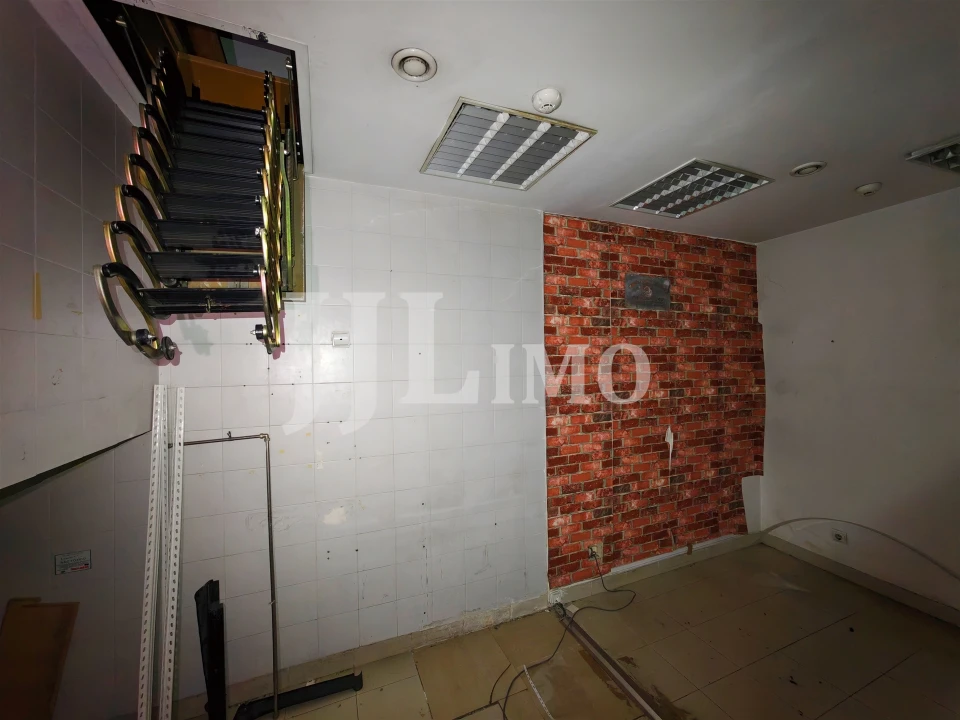 Loja para Arrendamento em Santo António Foto 13