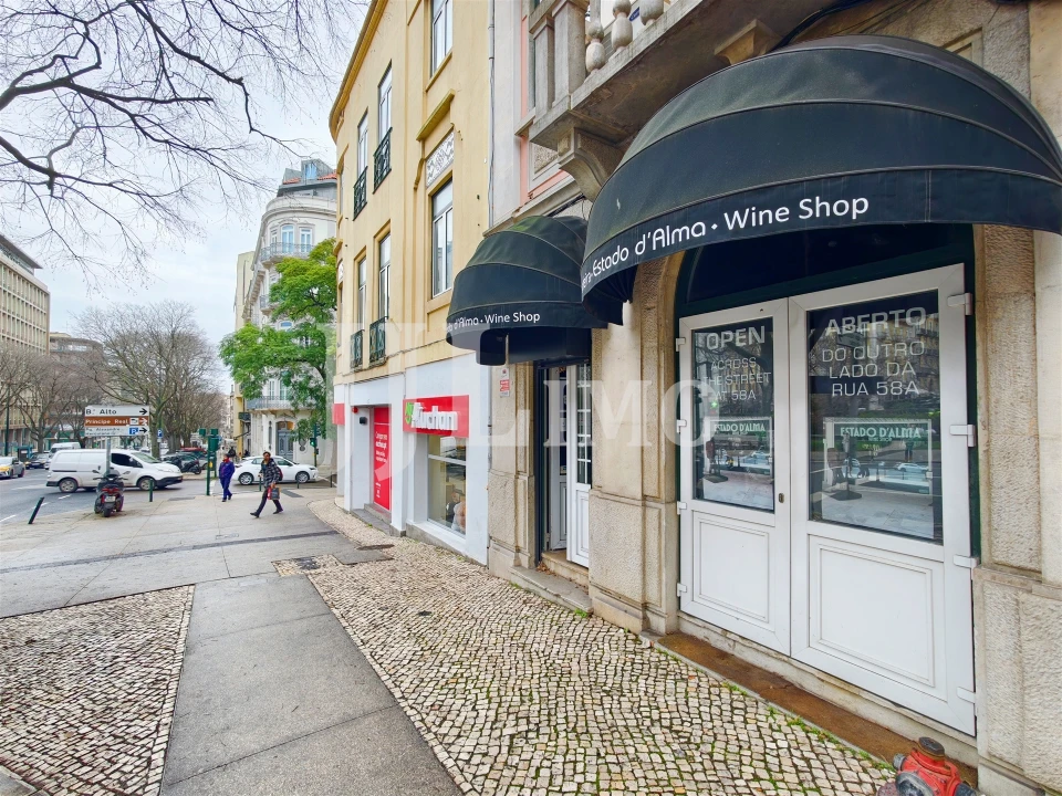 Loja para Arrendamento em Santo António Foto 2