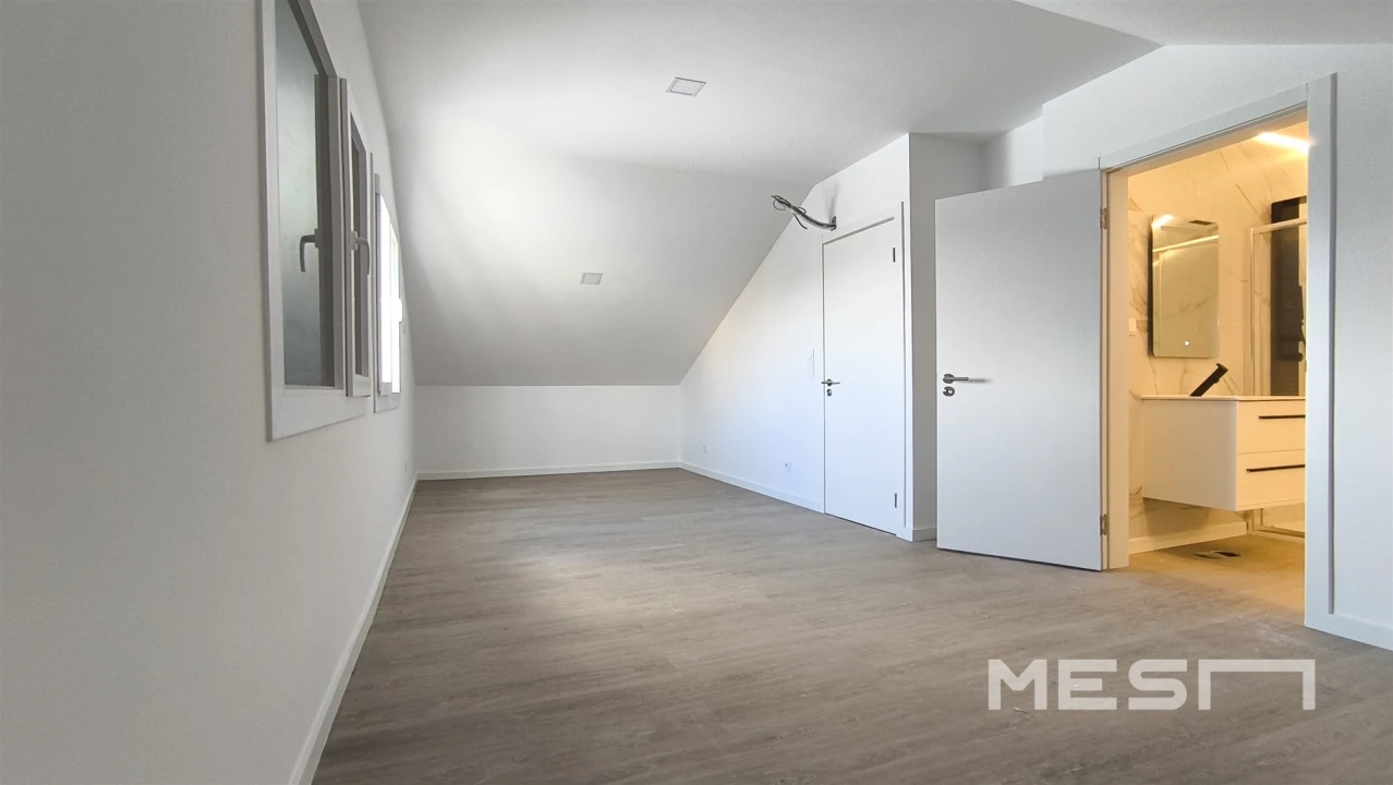 Moradia T4 para Venda em Corroios Foto 17