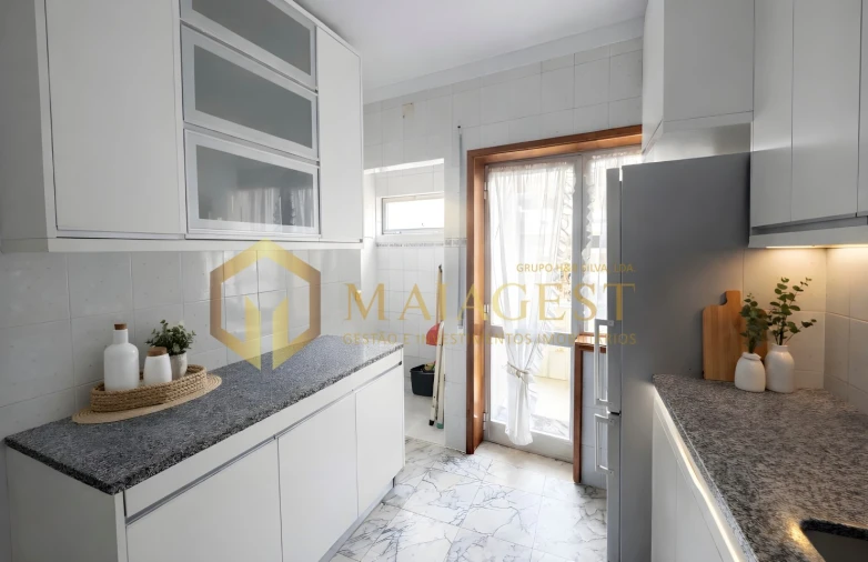 Apartamento T2 para Arrendamento em Pedrouços Foto 9