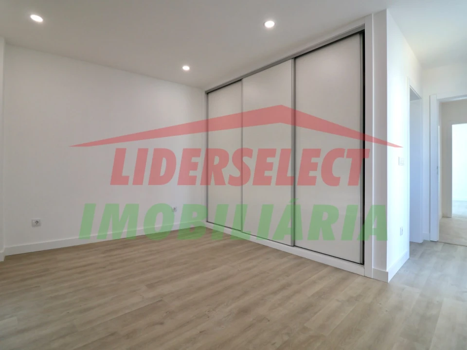 Apartamento T2 para Venda em Santa Maria, São Pedro e Matacães Foto 18