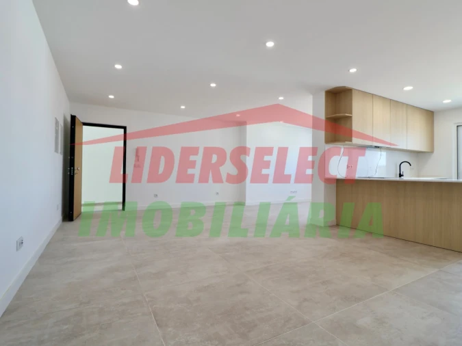 Apartamento T2 para Venda em Santa Maria, São Pedro e Matacães Foto 7