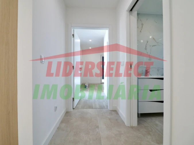 Apartamento T2 para Venda em Santa Maria, São Pedro e Matacães Foto 10