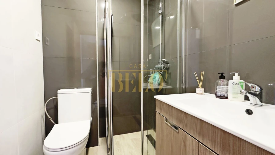 Moradia T8 para Venda em Milheiros Foto 48