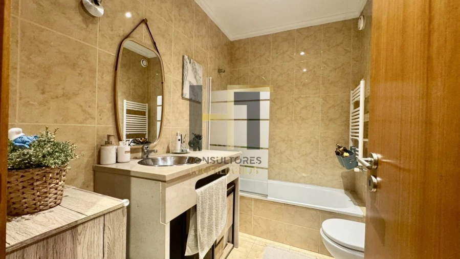 Apartamento T2 para Venda em Milheiros Foto 7