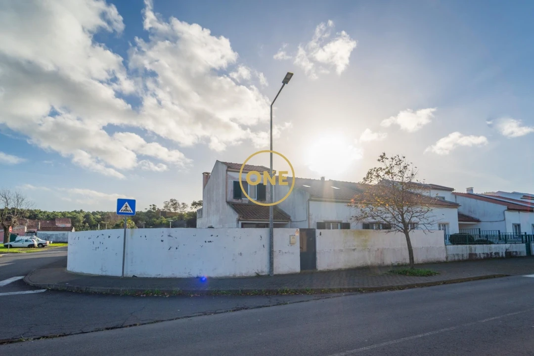 Moradia T3 para Venda em Capelas Foto 1