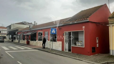 Loja para Arrendamento em Sado