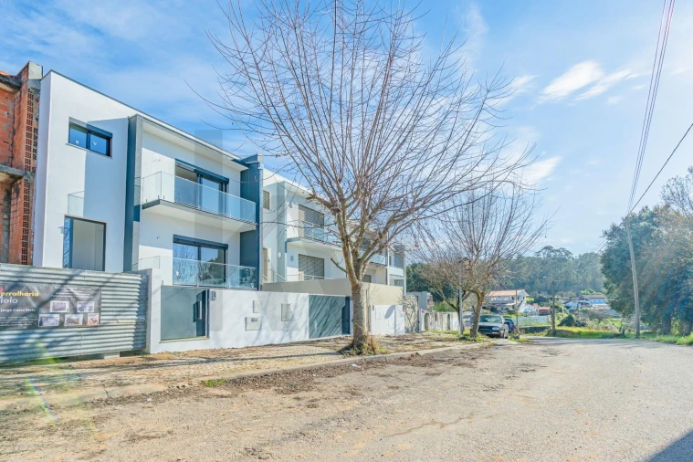 Moradia T3 para Venda em Vila de Cucujães Foto 1