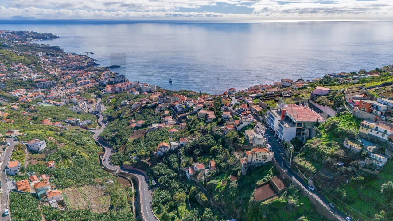 Terreno para Venda em Camara de Lobos Foto 1