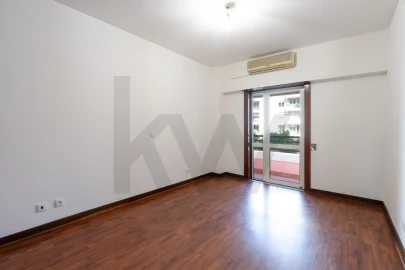Apartamento T3 para Arrendamento em Santa Clara